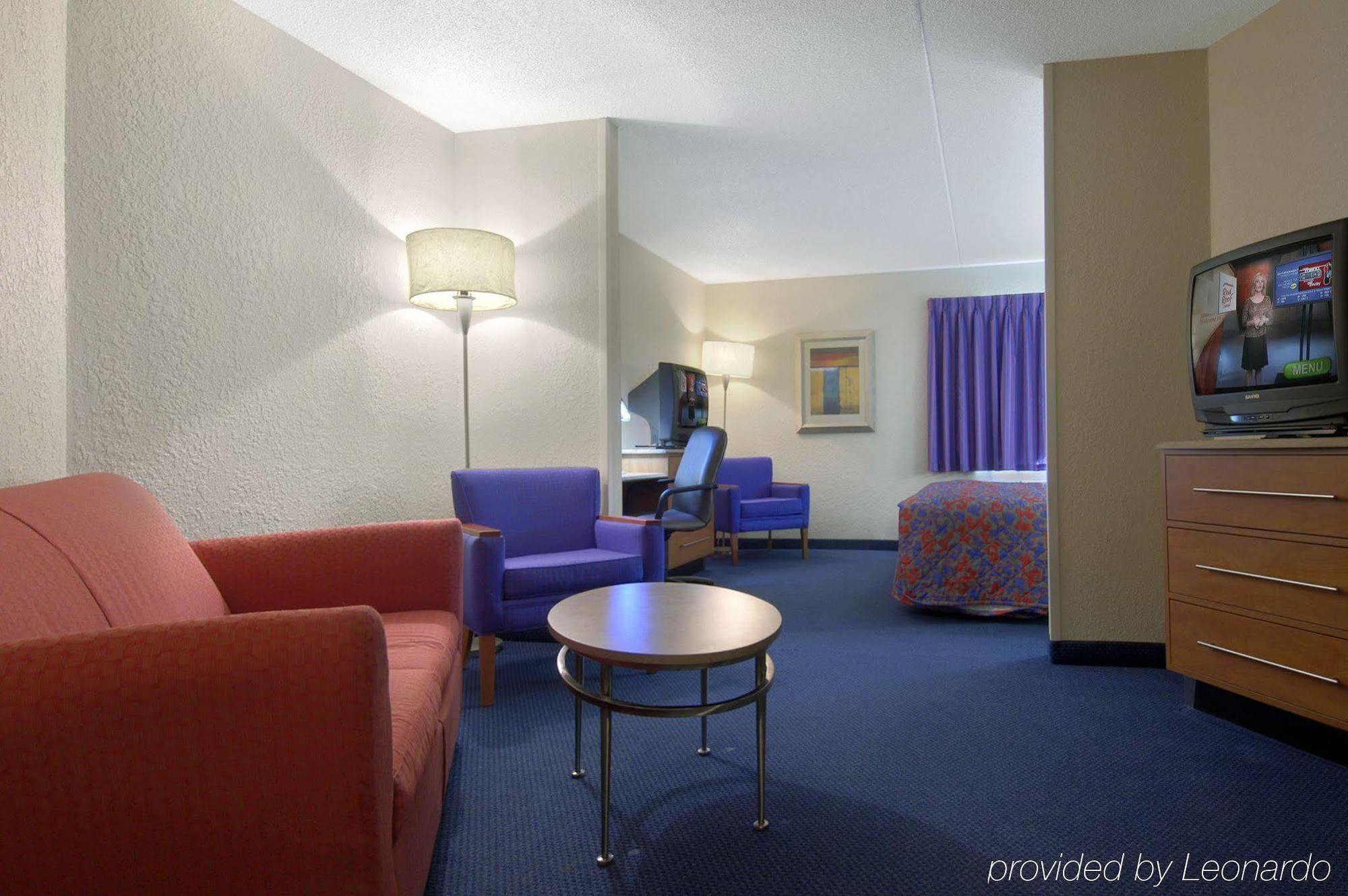 Red Roof Inn & Suites Cleveland - Elyria Room photo